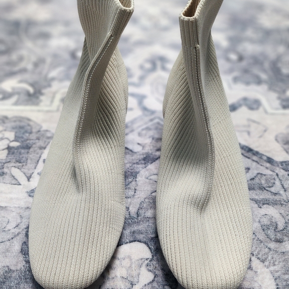 Elegant Cream Ankle Boots - Picture 2 of 3